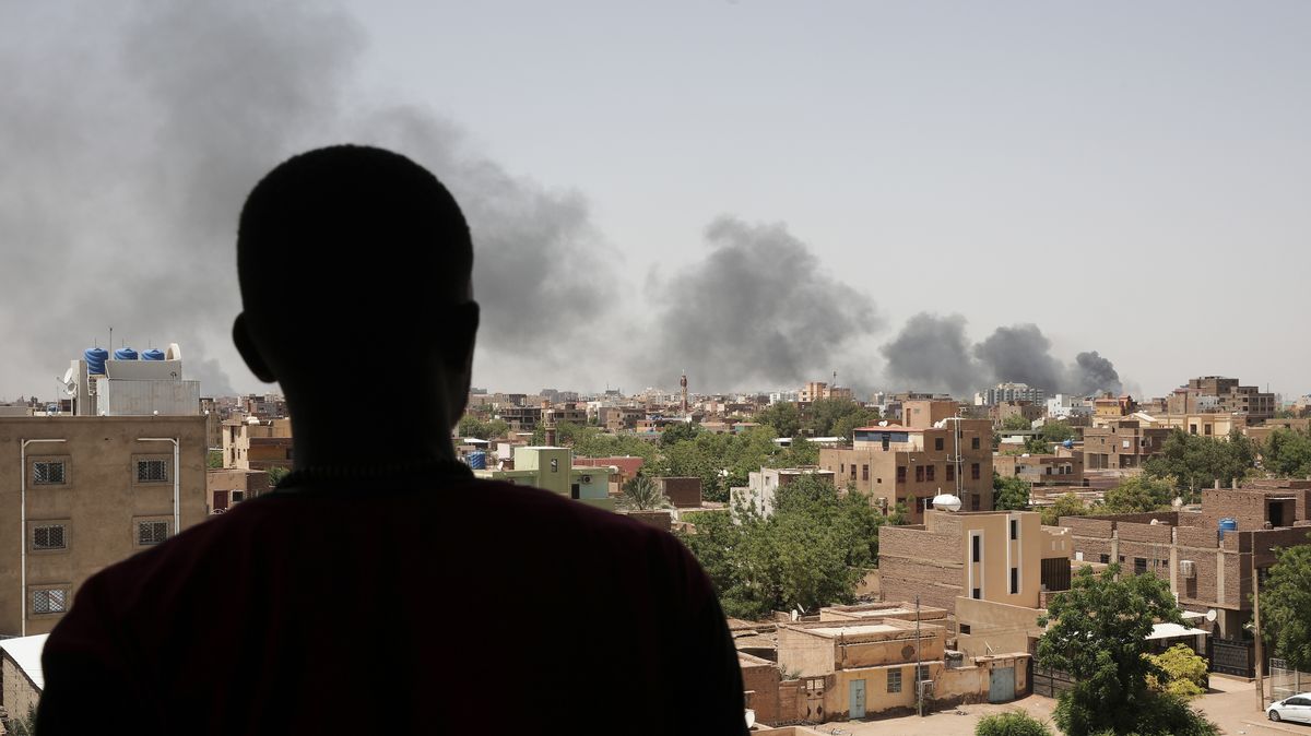 Úřady se pokouší dostat pět Čechů do evakuačních konvojů ze Súdánu